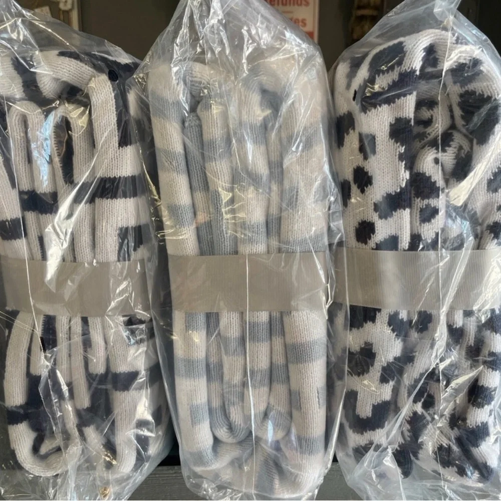 🤩🤩NWT Hudson Park Collection Leopard Knit Throw Blanket, Silver, 50x70 in